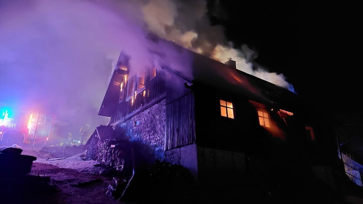 Po nočním požáru chalupy v Jizerských horách zůstaly škody za čtyři miliony